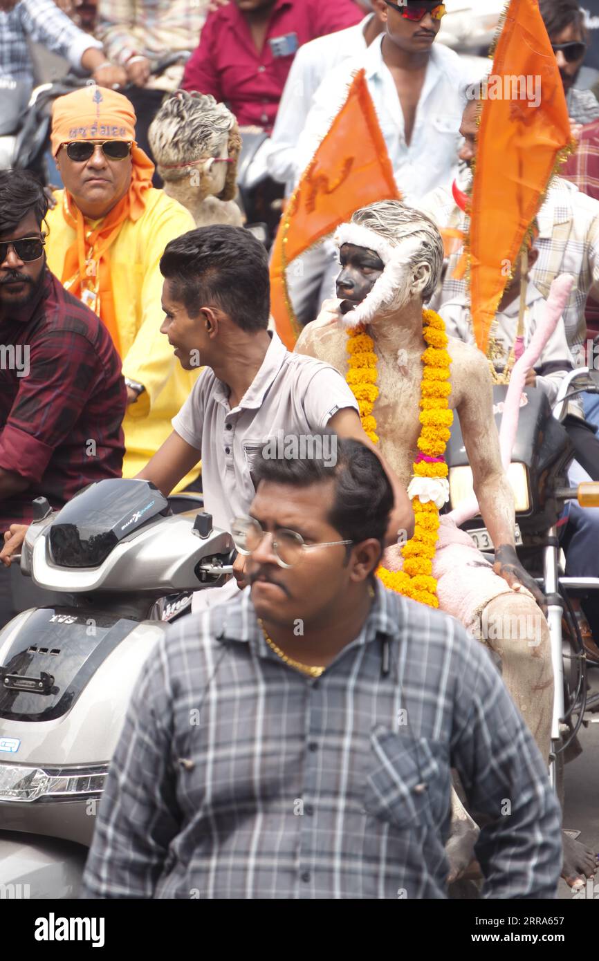 Rajkot, Indien. September 2023. Ein Mann hat sich dem Ratha Yatra angeschlossen, indem er sich als Hanuman JI in der Nähe des Sadar-Basars bei Harihar chowk rajkot verkleidet hat. Quelle: Nasirchan/Alamy Live News Stockfoto Rajkot, Indien. September 2023. Ein Mann hat sich dem Ratha Yatra angeschlossen, indem er sich als Hanuman JI in der Nähe des Sadar-Basars bei Harihar chowk rajkot verkleidet hat. Quelle: Nasirchan/Alamy Live News Stockfoto