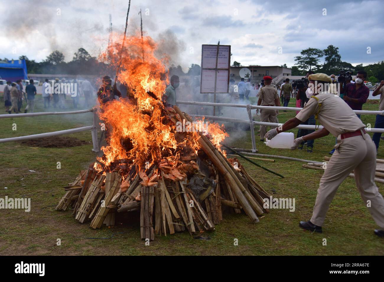 210717 -- KARBI ANGLONG, 17. Juli 2021 -- indische Polizei zerstört konfisziertes Marihuana durch Feuer während einer Anti-Drogen-Kampagne im indischen Bundesstaat Assam im Nordosten Indiens, 17. Juli 2021. STR/Xinhua INDIA-ASSAM-ANTI-DRUG-KAMPAGNE JavedxDar PUBLICATIONxNOTxINxCHN Stockfoto