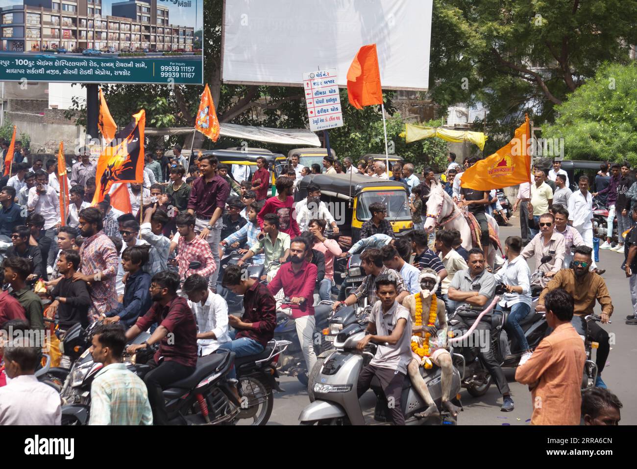 Rajkot, Indien. September 2023. In Harihar Chowk, Rajkot, in der Nähe von Sadar Bazar, kommt ein Mann, der als Hanuman verkleidet ist und auf einem Roller sitzt, anlässlich des Janmashtami zum Rath Yatra. Quelle: Nasirchan/Alamy Live News Stockfoto Rajkot, Indien. September 2023. In Harihar Chowk, Rajkot, in der Nähe von Sadar Bazar, kommt ein Mann, der als Hanuman verkleidet ist und auf einem Roller sitzt, anlässlich des Janmashtami zum Rath Yatra. Quelle: Nasirchan/Alamy Live News Stockfoto