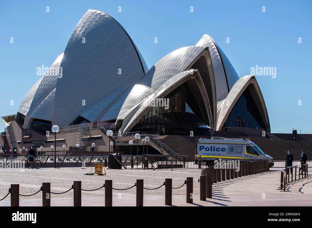 210718 -- SYDNEY, 18. Juli 2021 -- Ein Polizeifahrzeug wird in der Nähe des Sydney Opera House in Sydney, Australien, gesehen, 18. Juli 2021. Die zunehmenden COVID-19-Fälle haben am Samstag verschärfte Beschränkungen ausgelöst, da im australischen Bundesstaat New South Wales NSW, dem Epizentrum des aktuellen Ausbruchs des Landes, mehr Einzelhandelsgeschäfte geschlossen wurden. AUSTRALIEN-SYDNEY-LOCKDOWN BaixXuefei PUBLICATIONxNOTxINxCHN Stockfoto