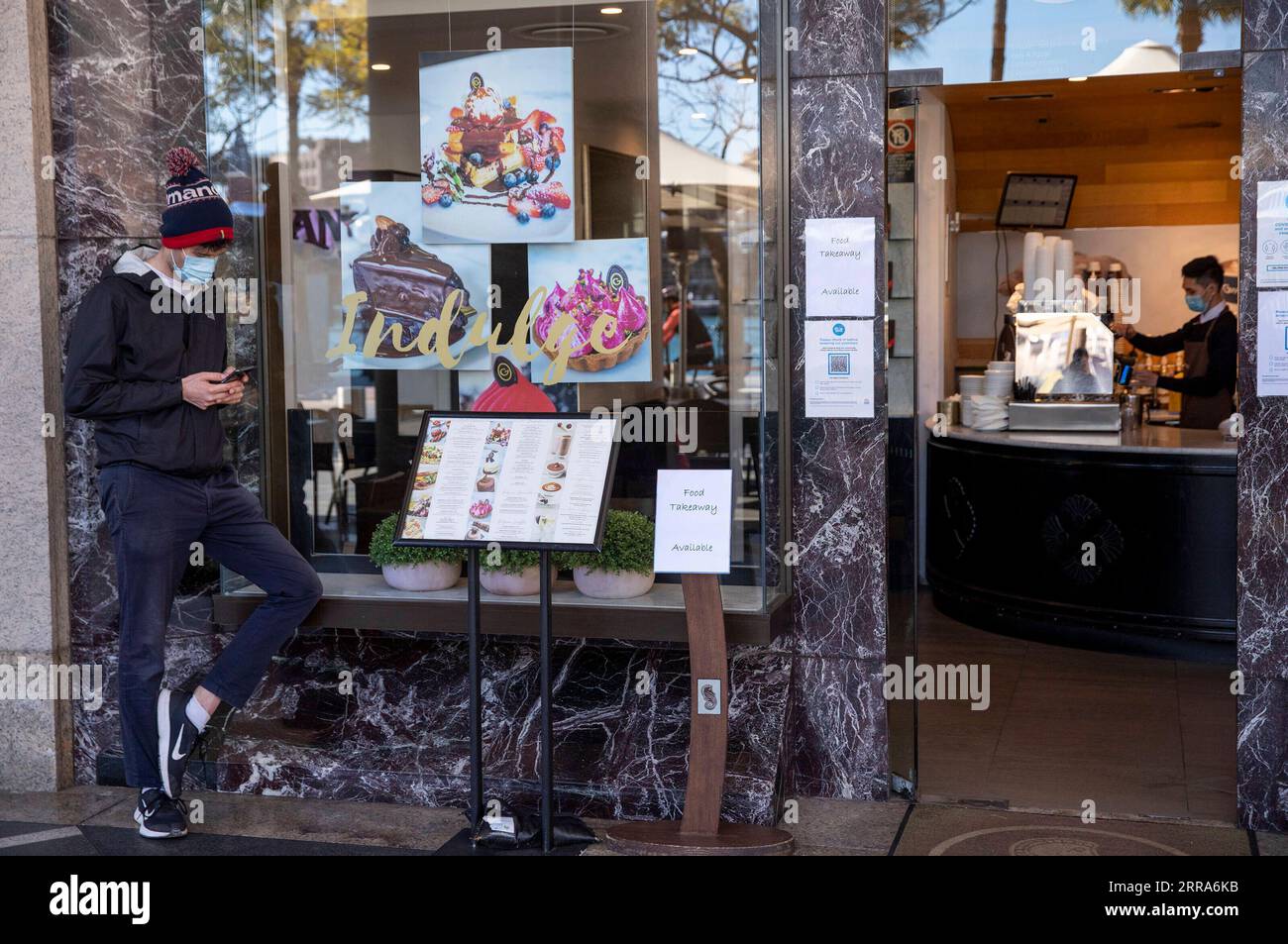 210718 -- SYDNEY, 18. Juli 2021 -- Ein Mann wartet auf Essen zum Mitnehmen in Sydney, Australien, 18. Juli 2021. Die zunehmenden COVID-19-Fälle haben am Samstag verschärfte Beschränkungen ausgelöst, da im australischen Bundesstaat New South Wales NSW, dem Epizentrum des aktuellen Ausbruchs des Landes, mehr Einzelhandelsgeschäfte geschlossen wurden. AUSTRALIEN-SYDNEY-LOCKDOWN BaixXuefei PUBLICATIONxNOTxINxCHN Stockfoto