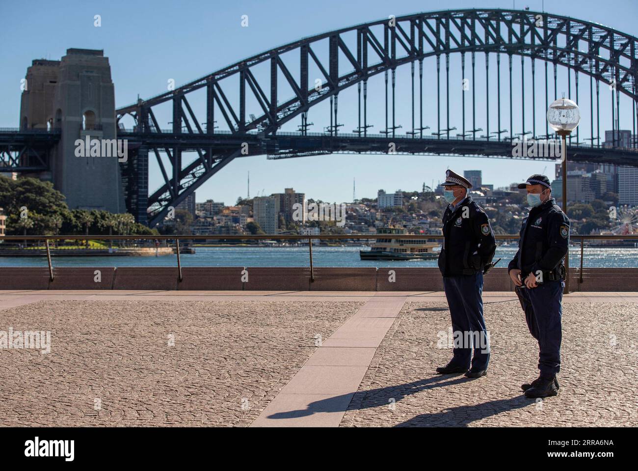 210718 -- SYDNEY, 18. Juli 2021 -- Polizeibeamte sind in der Nähe der Harbour Bridge in Sydney, Australien, 18. Juli 2021 zu sehen. Die zunehmenden COVID-19-Fälle haben am Samstag verschärfte Beschränkungen ausgelöst, da im australischen Bundesstaat New South Wales NSW, dem Epizentrum des aktuellen Ausbruchs des Landes, mehr Einzelhandelsgeschäfte geschlossen wurden. AUSTRALIEN-SYDNEY-LOCKDOWN BaixXuefei PUBLICATIONxNOTxINxCHN Stockfoto