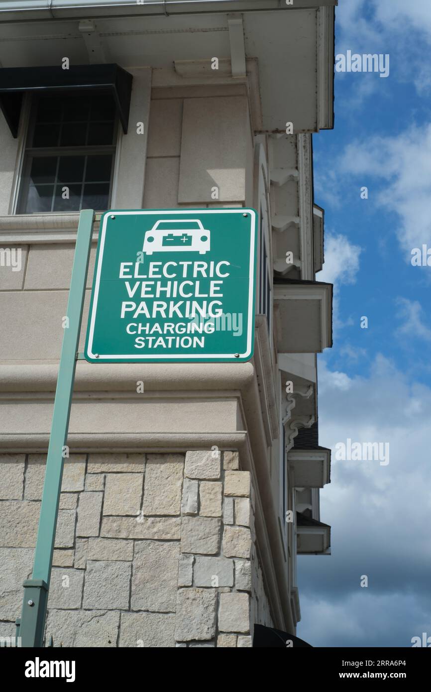 Schild mit Parkladestation für Elektrofahrzeuge Stockfoto