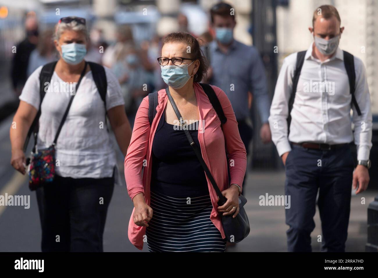 210720 -- LONDON, 20. Juli 2021 -- Pendler kommen am 19. Juli 2021 an einem Bahnhof in London an. Als England am Montag in die letzte Phase der Aufhebung der COVID-19-Beschränkungen eintrat, erinnerten medizinische Experten die Öffentlichkeit an den sogenannten Freedom Day, Vorsicht walten zu lassen. Fast alle rechtlichen Beschränkungen für den sozialen Kontakt wurden aufgehoben. Es gibt jetzt keine Grenzen mehr, wie viele Personen sich treffen oder an Veranstaltungen teilnehmen können, Nachtclubs, die um Mitternacht wieder geöffnet werden, und Gesichtsbedeckungen werden in einigen Bereichen empfohlen, sind aber gesetzlich nicht vorgeschrieben. Foto von /Xinhua BRITAIN-COVID-19-RESTRICTION EASING Stockfoto