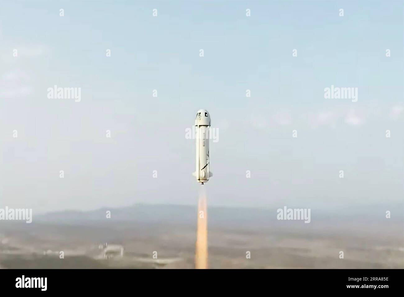 210720 -- TEXAS U.S., 20. Juli 2021 -- Ein Screenshot aus einem Live-Video, das am 20. Juli 2021 veröffentlicht wurde, zeigt die Rakete New Shepard, die von ihrem Testgelände in Texas, den Vereinigten Staaten, abhebt. Das US-amerikanische Luft- und Raumfahrtunternehmen schloss seine erste Testraumfahrt mit dem Gründer Jeff Bezos an Bord ab und stellte damit einen großen Schritt nach vorn für die kommerziellen suborbitalen Raumfahrttourismus-Ambitionen des Unternehmens dar. /Handout via Xinhua U.S.-TEXAS--ERSTE MENSCHLICHE TESTRAUMFLIEGERIN BluexOrigin PUBLICATIONxNOTxINxCHN Stockfoto