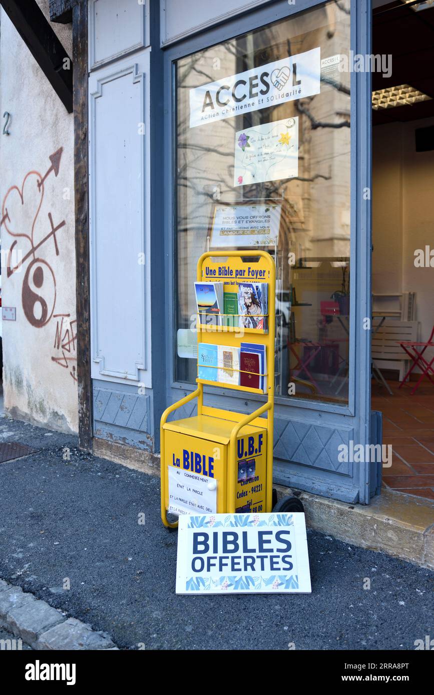 Religiös-christlicher Buchladen oder Souvenirladen mit kostenlosen Bibeln vor der Kirche oder Basilika Maria Magdalena Saint-Maximin-la-Sainte-Baume Frankreich Stockfoto
