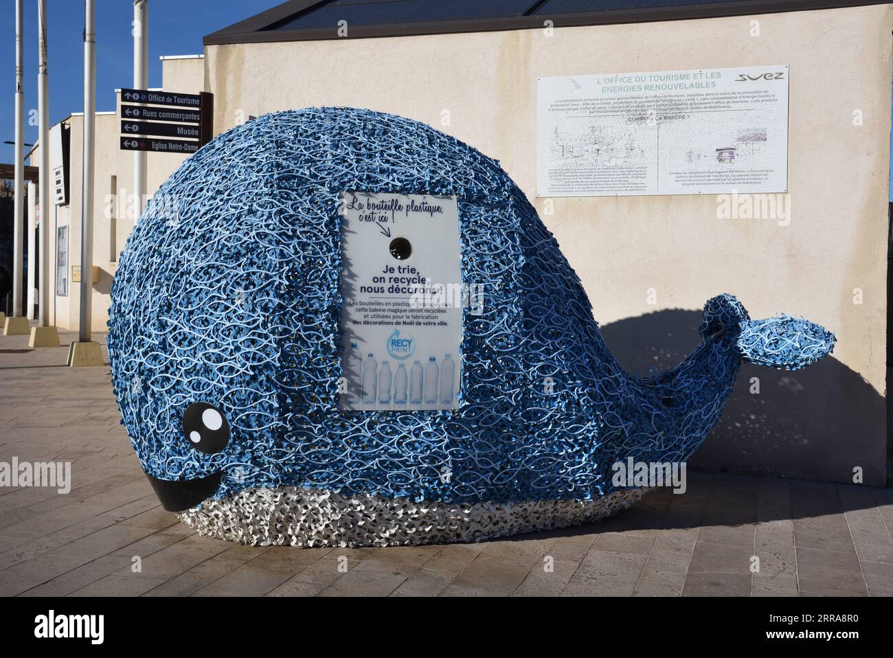 Lächelnder Whale geformter Abfalleimer oder Mülleimer zum Recycling von Kunststoffflaschen und anderen Kunststoffabfällen Stockfoto