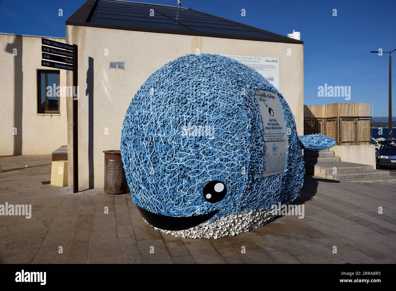 Lächelnder Whale geformter Abfalleimer oder Mülleimer zum Recycling von Kunststoffflaschen und anderen Kunststoffabfällen Stockfoto