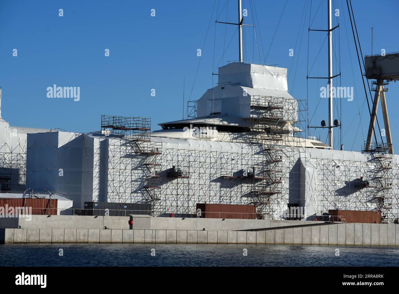 Luxus-Yachten, die umgebaut oder gewartet werden, mit Gerüsten und Planen bedeckt, in La Ciotat Boatyard oder Shipyard Workshops Provence France Stockfoto