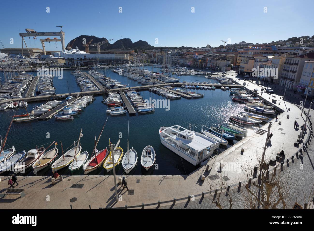 Panorama-, Luft- oder Hochwinkel-Blick über den Hafen, Hafen oder Hafen von La Ciotat an der Mittelmeerküste Bouches-du-Rhones Provence Frankreich Stockfoto