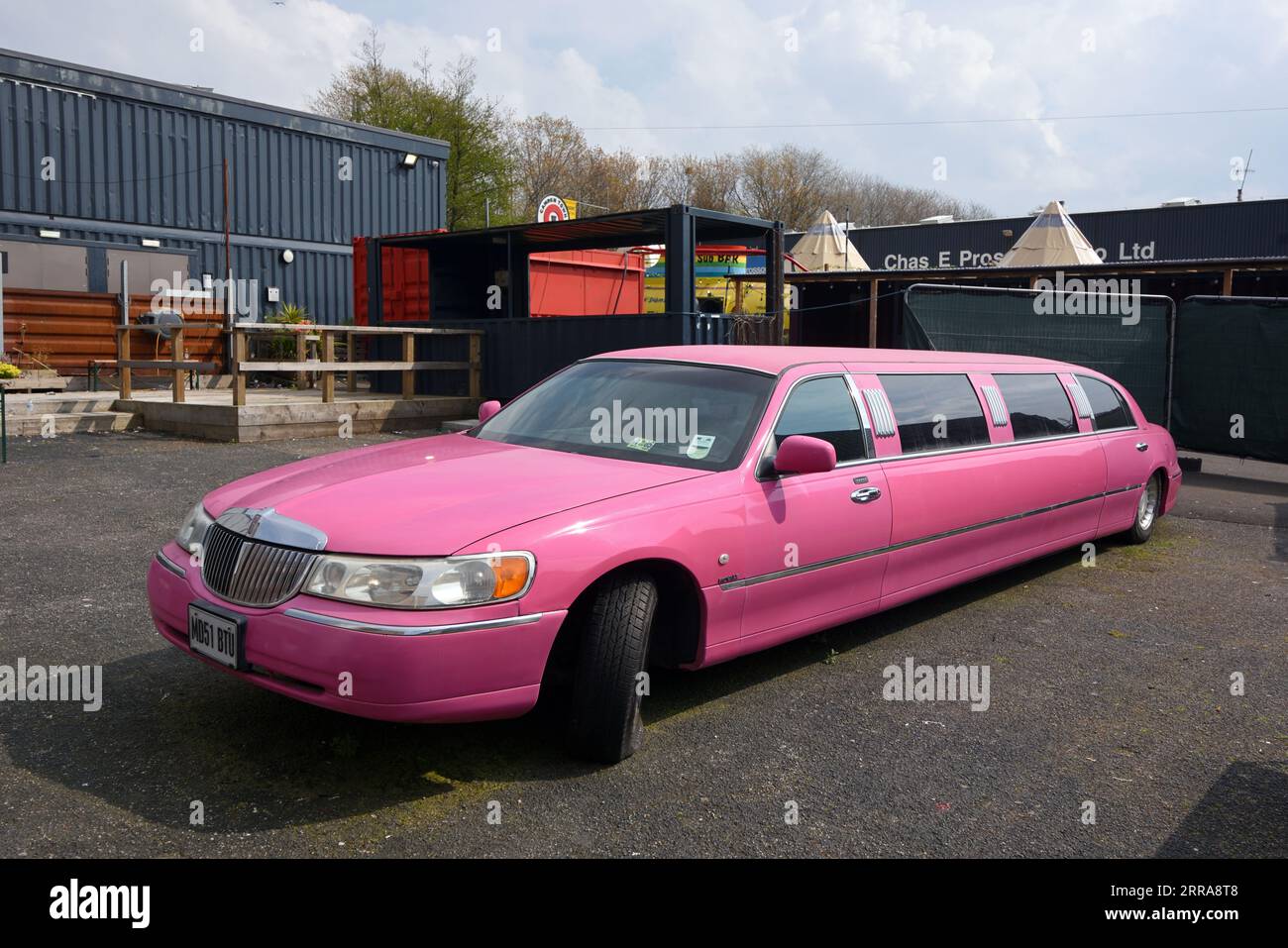 Pink Lincoln Navigator Luxusauto, Stretch Limousine oder Limousine mit langem Radstand Stockfoto