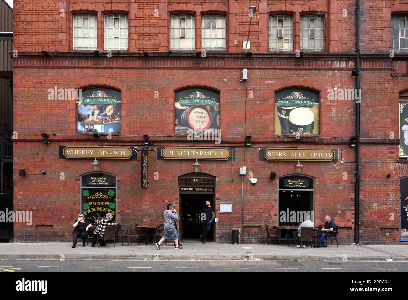 Punch Tarmey's Pub oder Public House und Trinker im Baltic Triangle von Liverpool, England Stockfoto Punch Tarmey's Pub oder Public House und Trinker im Baltic Triangle von Liverpool, England Stockfoto