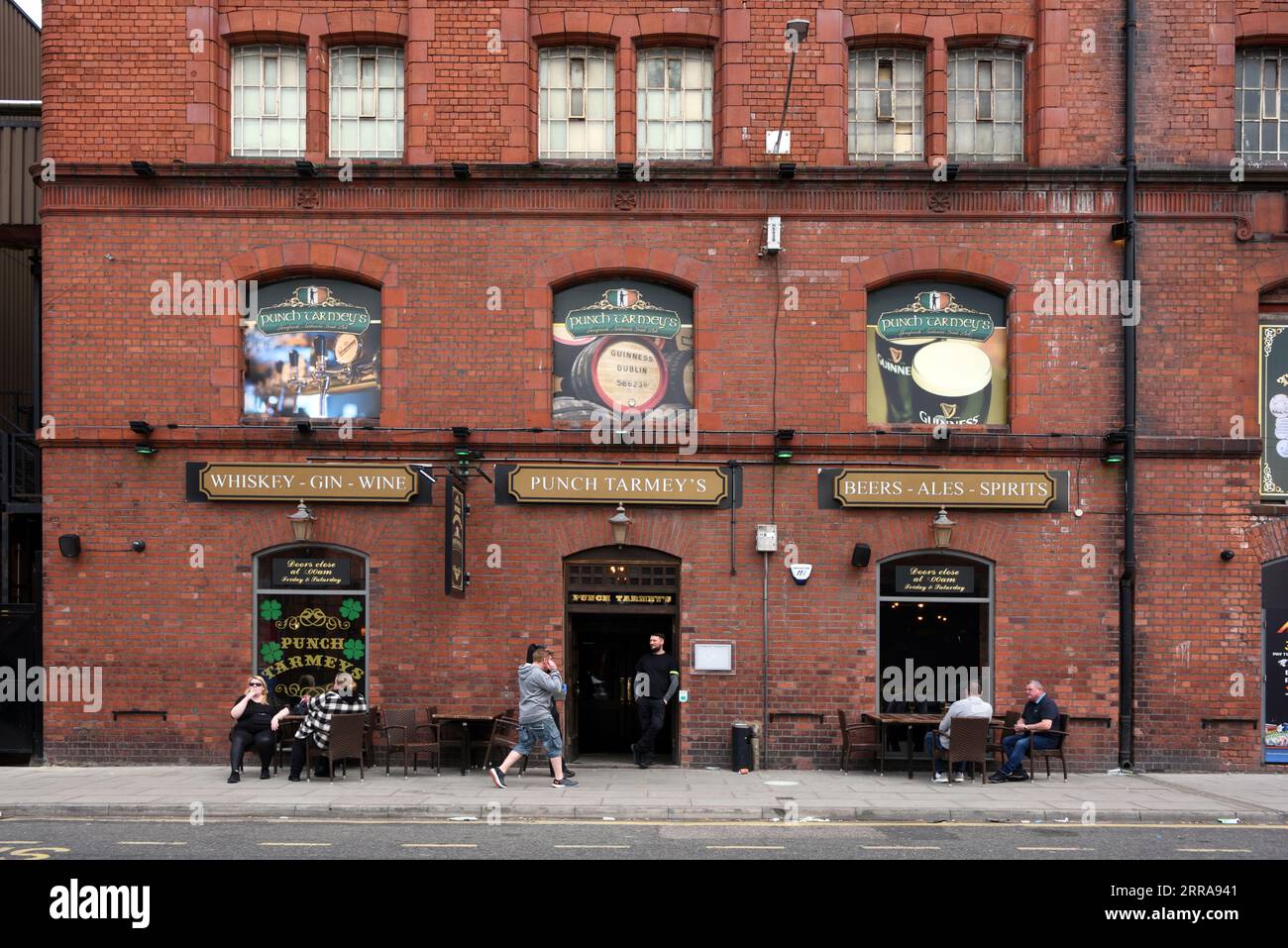Punch Tarmey's Pub oder Public House und Trinker im Baltic Triangle von Liverpool, England Stockfoto