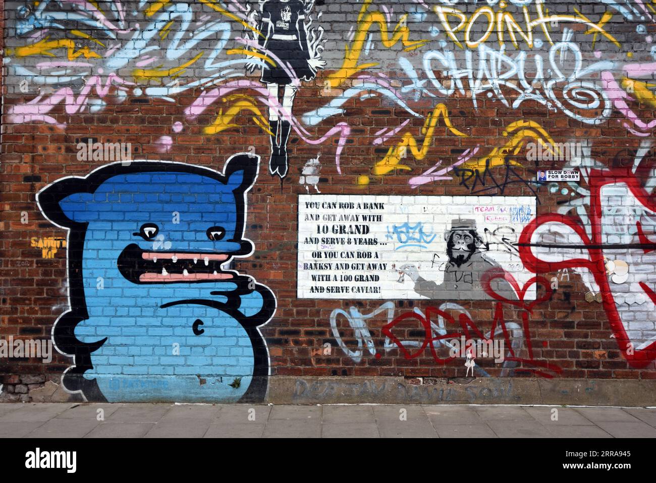 Grafitti oder Wandmalerei mit Bezug und Vers, Ausdruck, Phrase oder Slogan über das Werk von Banksy im Ostseedreieck Liverpool UK Stockfoto