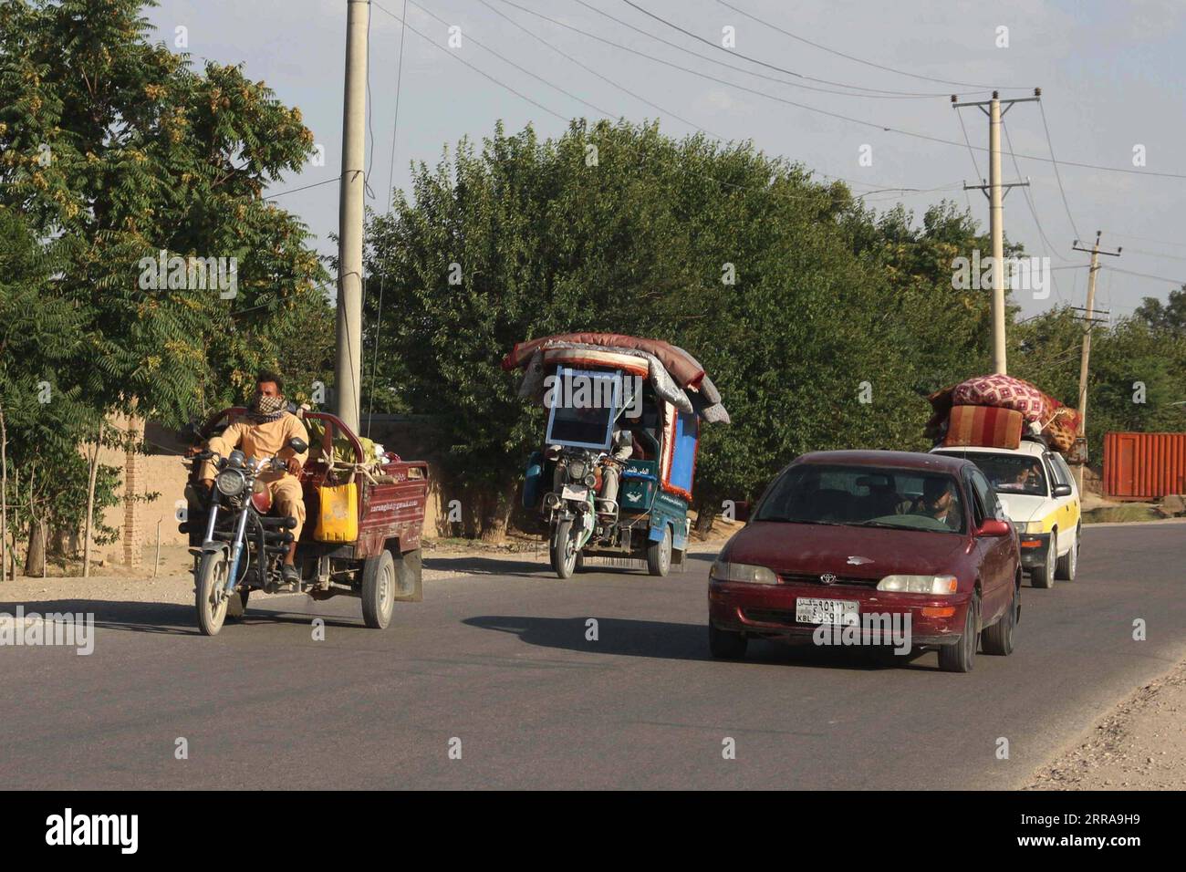 210723 -- SHIBERGHAN, 23. Juli 2021 -- Foto aufgenommen am 22. Juli 2021 zeigt lokale Menschen an Bord von Fahrzeugen, die aus Waffenkämpfen in der Stadt Shiberghan, der Hauptstadt der Provinz Jawzjan im Norden Afghanistans, fliehen. Die Kämpfe in Afghanistan haben seit dem Abzug der von den USA geführten Streitkräfte aus Afghanistan Anfang Mai zugenommen, wobei Taliban-Militante ihre Angriffe verstärkt haben, um mehr Grund zu gewinnen, so Sicherheitsbeamte. Foto von /Xinhua AFGHANISTAN-SHIBERGHAN-TALIBAN-FIGHTING KawaxBasharat PUBLICATIONxNOTxINxCHN Stockfoto