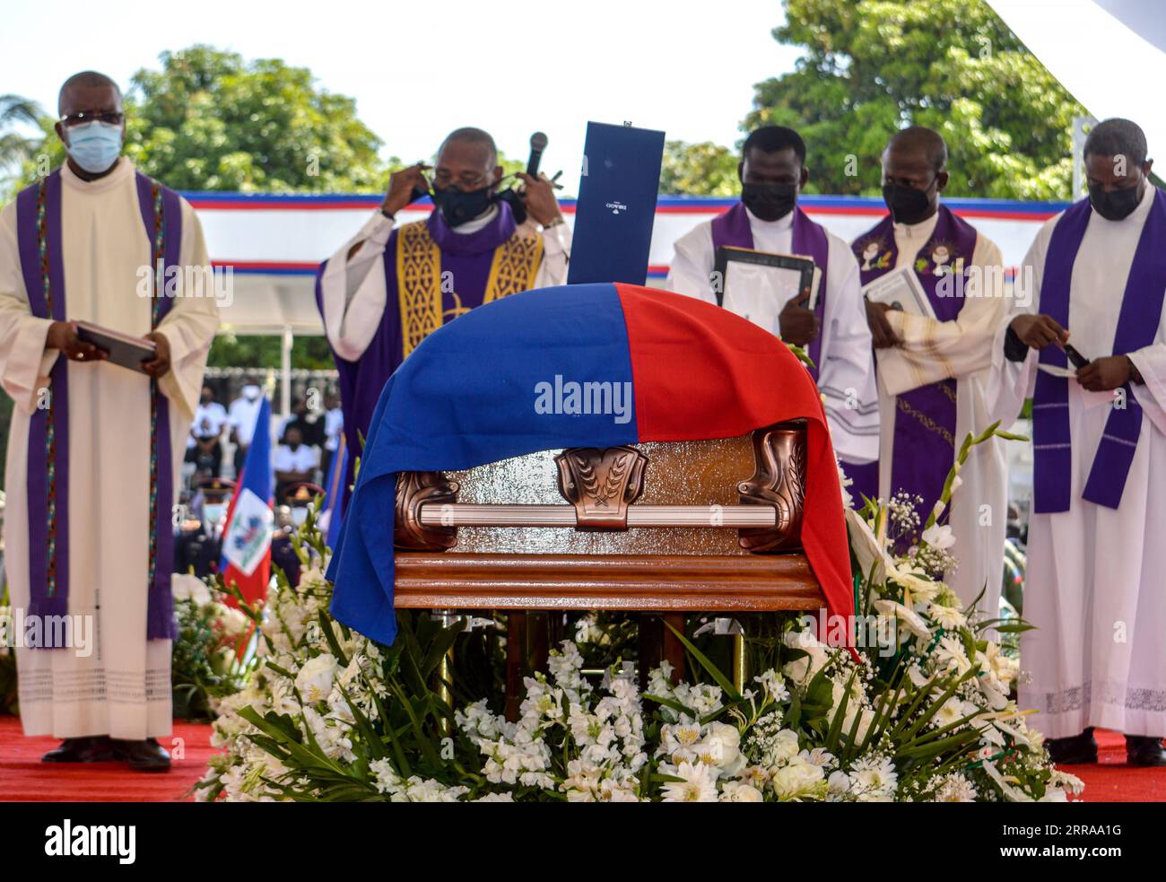 210724 -- CAP-HAITIEN, 24. Juli 2021 -- die Beerdigung findet für den ermordeten haitianischen Präsidenten Jovenel Moise in Cap-Haitien, Haiti, 23. Juli 2021 statt. Foto: /Xinhua HAITI-CAP-HAITIEN-JOVENEL MOISE-FUNERAL TcharlyxCoutin PUBLICATIONxNOTxINxCHN Stockfoto