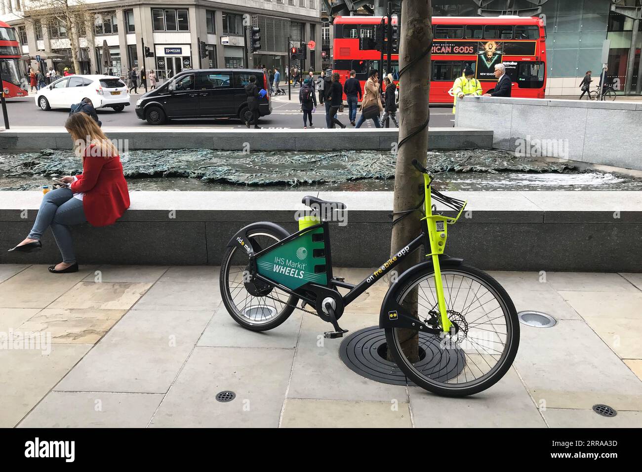 Ein Freebike, ein elektrisches Leihfahrrad ohne Dock, wird am Dienstag, den 2. April 2019, in London, Großbritannien auf einem Bürgersteig gelassen. Fotograf: Bryn Colton Stockfoto