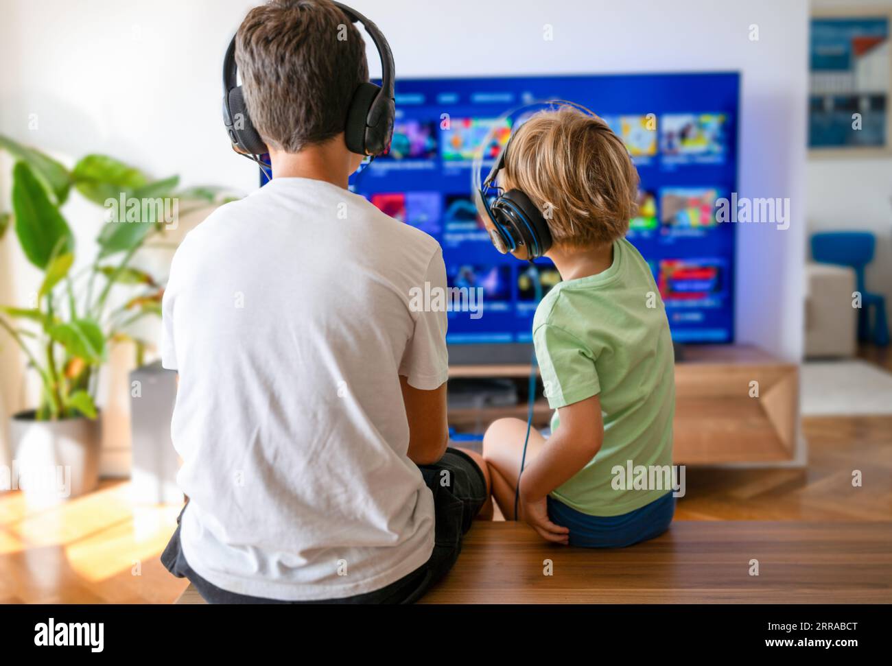 Videospieler spielen ein Videospiel mit Joystick in den Händen im Wohnzimmer. Stockfoto