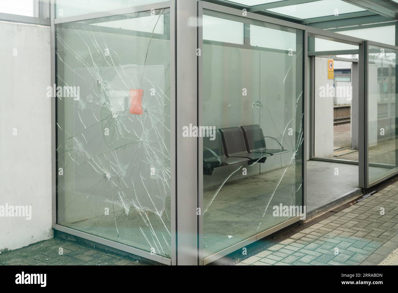 Zerbrochene Gläser nach Vandalismus an den Glasschrank, der in öffentlichen Verkehrsmitteln verwendet wird Stockfoto