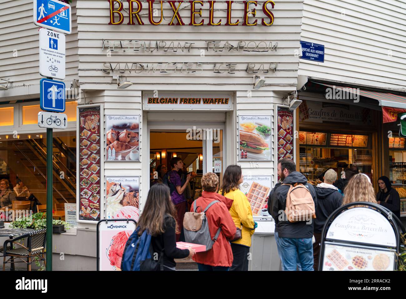 Brüssel, Belgien - Juni 27 2023: Das Geschäft, das belgische Waffeln verkauft, in dem Touristen auf Waffeln warten Stockfoto