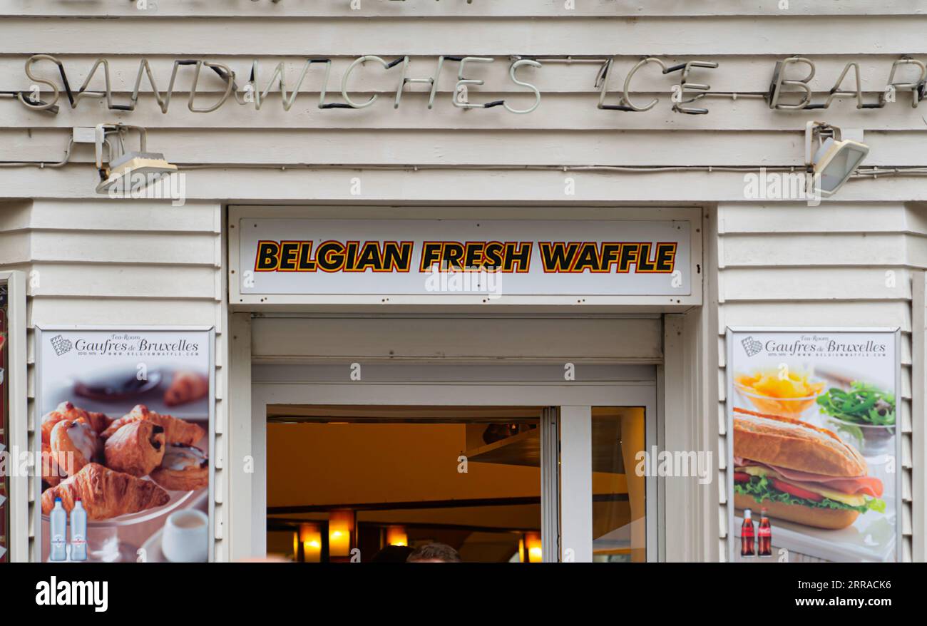 Brüssel, Belgien - Juni 27 2023: Der Name eines Geschäfts, das belgische Waffeln verkauft. Stockfoto
