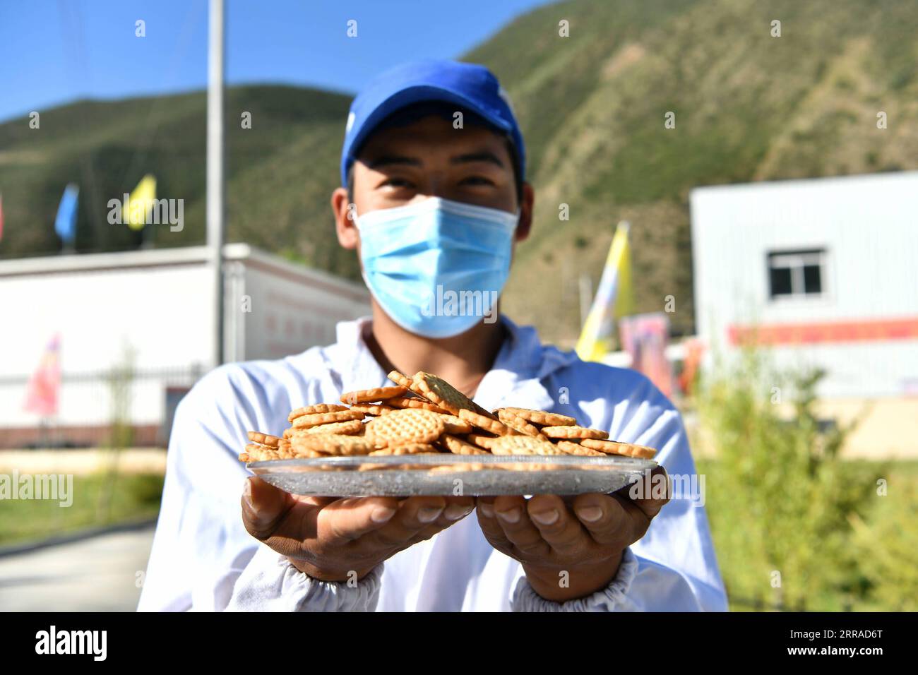 210725 -- CHAMDO, 25. Juli 2021 -- Ein Mitarbeiter eines Hochland-Gerstenverarbeitungsunternehmens zeigt Zanba-Kekse im Lhorong County, Präfektur Chamdo, südwestchinesische Autonome Region Tibet, 24. Juli 2021. Lhorong County ist reich an Hochlandgerste. Traditionell wurde aus geernteter Hochlandgerste direkt Zanba, ein traditioneller Reiskuchen, hergestellt. Mit der aktualisierten Herstellungstechnik wurden nach der weiteren Verarbeitung verschiedene Bergerstenerzeugnisse wie Zanba-Kekse, Zanba-Gebäck und Gerstennudeln hergestellt, was den Mehrwert landwirtschaftlicher Erzeugnisse erhöhte und auch den Umsatz förderte. Stockfoto