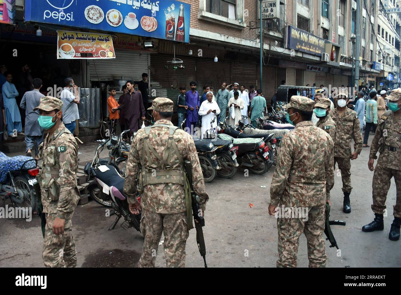 210727 -- KARACHI PAKISTAN, 27. Juli 2021 -- Sicherheitspersonal kommt am 27. Juli 2021 auf einen Markt, um eine abendliche Sperrung durchzusetzen, die aufgrund der zunehmenden COVID-19-Fälle in Karachi, Provinz Sindh, Südpakistan, verhängt wurde. Pakistan bestätigte in den letzten 24 Stunden 3.262 neue COVID-19-Fälle, teilte das nationale Befehls- und Operationszentrum NCOC am Dienstag mit. In Anbetracht der steigenden Anzahl von Infektionen erließ die Regierung Sindh ab Montag wieder Beschränkungen und verhängte ein vollständiges Verbot aller Massenveranstaltungen im Innen- und Außenbereich und des Essens in Restaurants. Die Behörden erlaubten nur allgemeine Geschäfte, Einkaufsmöglichkeiten Stockfoto