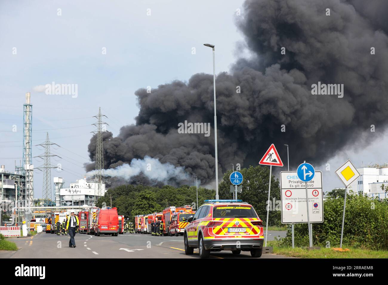 210727 -- LEVERKUSEN DEUTSCHLAND, 27. Juli 2021 -- Rauch steigt am 27. Juli 2021 aus der Explosionsanlage im Chempark Leverkusen in Leverkusen auf. Mindestens eine Person starb, 16 wurden verletzt und vier wurden nach einer Explosion am Dienstag im Chempark Leverkusen, einem Industriepark für Chemieunternehmen in Deutschland, immer noch vermisst, sagte Currenta, das Unternehmen, das den Park betreibt. Foto von /Xinhua GERMANY-LEVERKUSEN-CHEMISCHE STANDORTEXPLOSION TimxOelbermann PUBLICATIONxNOTxINxCHN Stockfoto