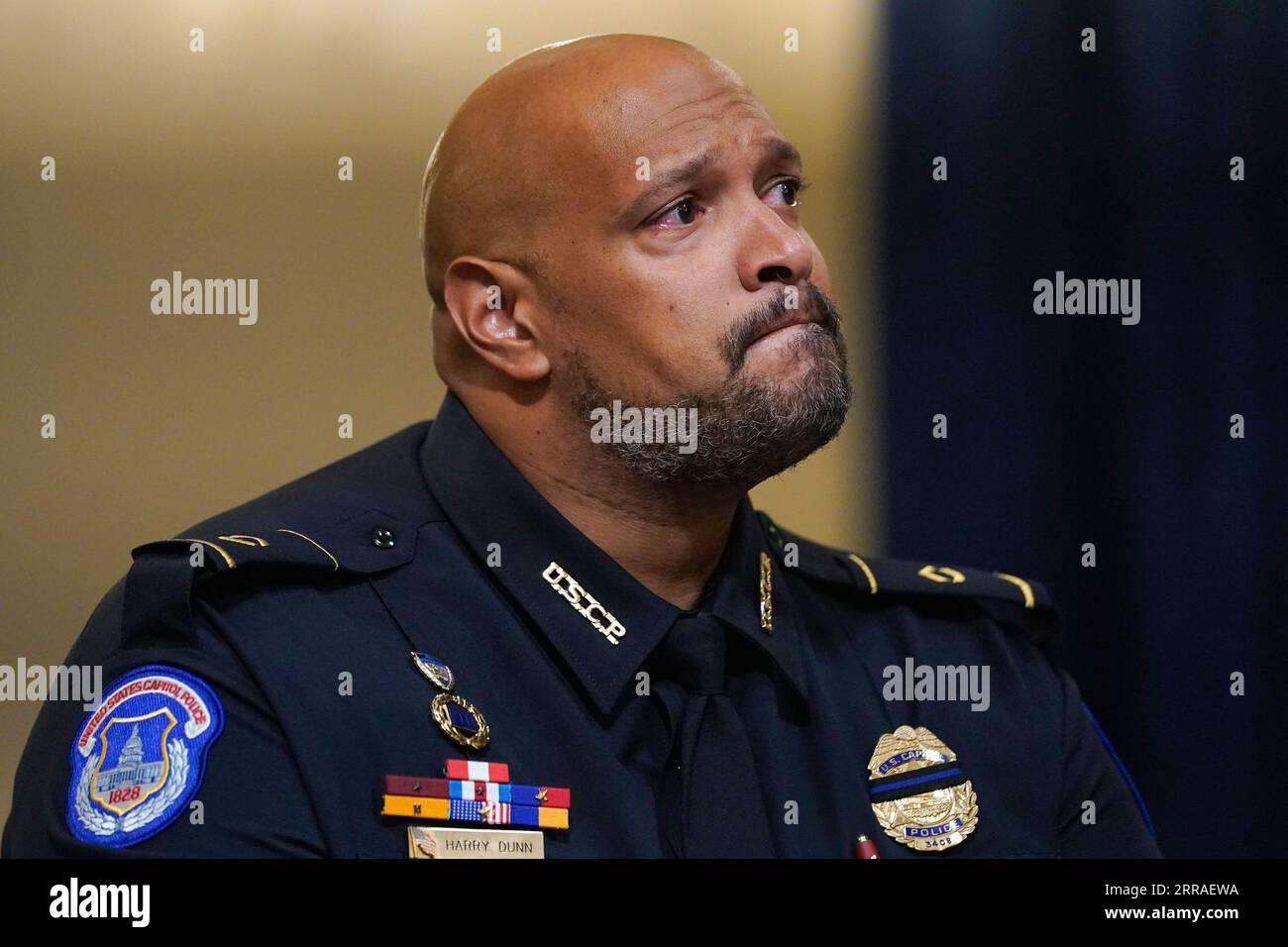 210727 -- WASHINGTON, 27. Juli 2021 -- Harry Dunn, Sergeant der U.S. Capitol Police, bezeugt während einer Anhörung des U.S. House Select Committee über den Aufstand am 6. Januar in Washington, D.C., USA, am 27. Juli 2021. Ein Gremium des US-Repräsentantenhauses, das sich der Untersuchung des Aufstands im Kapitol vom 6. Januar widmete, startete seine mit Spannung erwartete erste Anhörung am Dienstag, bei der vier Polizeibeamte den Sitz der US-Legislative während der Gewalt verteidigten. Via Xinhua U.S.-WASHINGTON, D.C.-CAPITOL AUFRUHR-ANHÖRUNG AndrewxHarnik/Pool PUBLICATIONxNOTxINxCHN Stockfoto