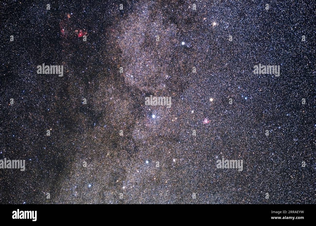 Aufgenommen mit 50-mm-Objektiv, Cassiopeia-Konstellation in der Mitte mit Milchstraßenstaub und Sternenwolken und Nebeln Stockfoto