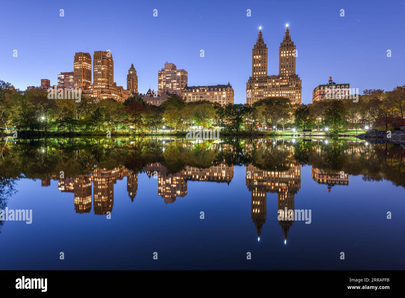 Upper West Side New York City vom Central Park bei Nacht. Stockfoto
