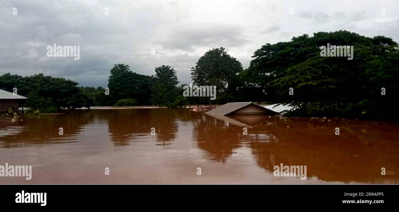 210729 -- MYAWADDY, 29. Juli 2021 -- Häuser werden in der Stadt Myawaddy im Staat Kayin, Myanmar, am 28. Juli 2021, unter Hochwasser getaucht gesehen. Die Monsunflut hat den unteren Teil Myanmars nach starken Regenfällen seit der dritten Juliwoche getroffen, so die staatlichen Medienberichte am Donnerstag. Die Überschwemmungen haben bisher Tausende von Einwohnern in den bundesstaaten Kayin, Mon, Rakhine, Tanintharyi und Bago getroffen. MYANMAR-MYAWADDY-ÜBERSCHWEMMUNG Xinhua PUBLICATIONxNOTxINxCHN Stockfoto