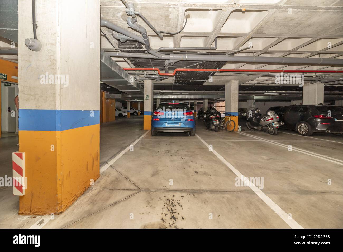 Ein Tiefgaragenparkplatz mit vielen leeren Plätzen, die von weißer Farbe begrenzt sind Stockfoto