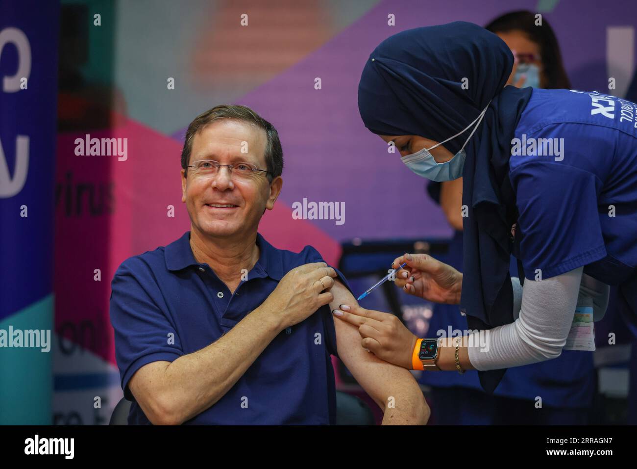210730 -- RAMAT GAN ISRAEL, 30. Juli 2021 -- israelischer Präsident Isaac Herzog L, Front erhält am 30. Juli 2021 die dritte Dosis des COVID-19-Impfstoffs im Sheba Medical Center in Ramat Gan, Zentralisrael. Isaac Herzog erhielt am Freitag den dritten Pfizer-BioNTech Jab. Via Xinhua ISRAEL-RAMAT GAN-PRESIDENT-COVID-19-VACCINE-THIRD DOSE YonatanxSindel/JINI PUBLICATIONxNOTxINxCHN Stockfoto