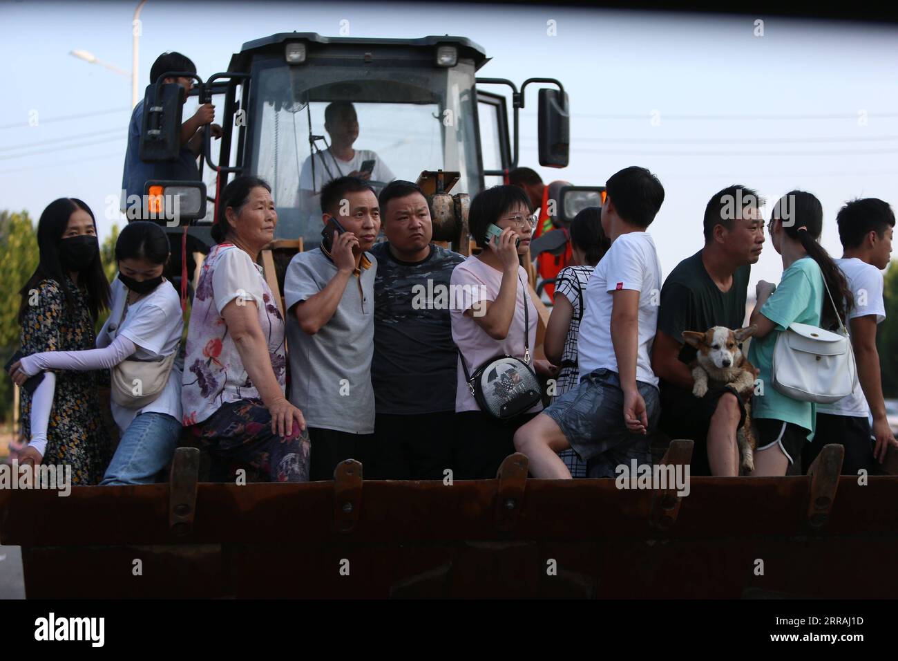 210802 -- PEKING, 2. Aug. 2021 -- Li Wei versetzt Bewohner mit einem Schaufelwagen in die von der Überschwemmung heimgesuchte Baisha-Gemeinde Zhengzhou, zentralchinesische Provinz Henan, 25. Juli 2021. Portraits von Juli 2021 XuxYanan PUBLICATIONxNOTxINxCHN Stockfoto