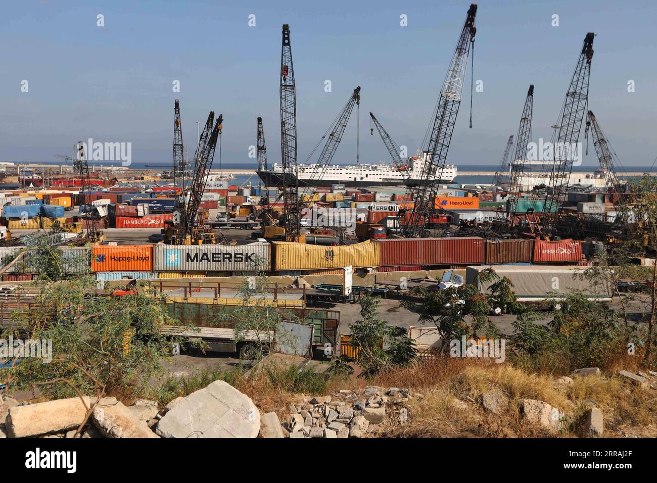 210803 -- BEIRUT, 3. Aug. 2021 -- Foto aufgenommen am 2. Aug. 2021 zeigt einen Blick auf den Hafen von Beirut in Beirut, Libanon. Ein Jahr nach den großen Explosionen, die den Hafen von Beirut zerstörten, bieten eine Vielzahl internationaler Unternehmen an, ihn angesichts der strategischen Lage des Libanon und der potenziellen Offshore-Öl- und -Gasvorkommen zu rekonstruieren, sagten Analysten gegenüber Xinhua. ZU DEN Nachrichten Analyse: INT l Firmen wollen den Hafen von Beirut für den strategischen Standort des Libanon, Energiereserven: Analysten LIBANON-BEIRUT-PORT-EXPLOSION-JAHRESTAG-WIEDERAUFBAU BilalxJawich PUBLICATIONxNOTxINxCHN Stockfoto