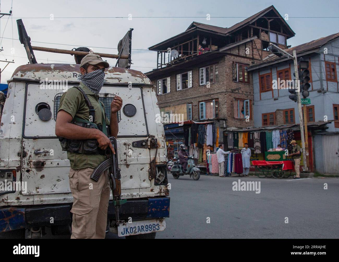 210804 -- SRINAGAR, 4. August 2021 -- ein indischer Polizist steht Wache in der Nähe eines Schießplatzes in der Stadt Srinagar, von Indianern kontrolliertes Kaschmir, 3. August 2021. Zwei Militante wurden am Samstag in einem heftigen Schusskampf mit Regierungstruppen im von Indianern kontrollierten Kaschmir getötet, sagte die Polizei. KASCHMIR-SRINAGAR-MILITANTER ANGRIFF JavedxDar PUBLICATIONxNOTxINxCHN Stockfoto