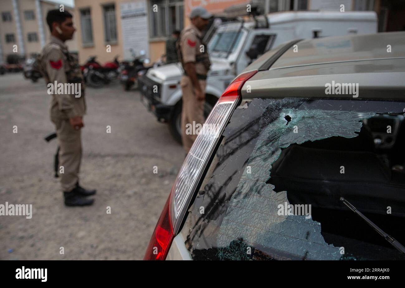 210804 -- SRINAGAR, 4. Aug. 2021 -- indische Polizisten stehen in der Nähe eines Schießplatzes in der Stadt Srinagar, von Indianern kontrolliertes Kaschmir, 3. Aug. 2021. Zwei Militante wurden am Samstag in einem heftigen Schusskampf mit Regierungstruppen im von Indianern kontrollierten Kaschmir getötet, sagte die Polizei. KASCHMIR-SRINAGAR-MILITANTER ANGRIFF JavedxDar PUBLICATIONxNOTxINxCHN Stockfoto