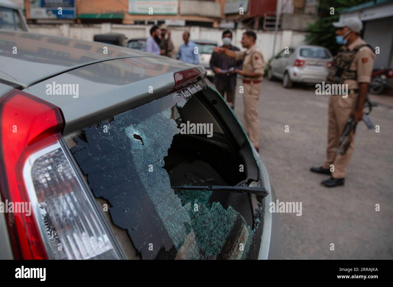 210804 -- SRINAGAR, 4. Aug. 2021 -- indische Polizisten stehen in der Nähe eines Schießplatzes in der Stadt Srinagar, von Indianern kontrolliertes Kaschmir, 3. Aug. 2021. Zwei Militante wurden am Samstag in einem heftigen Schusskampf mit Regierungstruppen im von Indianern kontrollierten Kaschmir getötet, sagte die Polizei. KASCHMIR-SRINAGAR-MILITANTER ANGRIFF JavedxDar PUBLICATIONxNOTxINxCHN Stockfoto