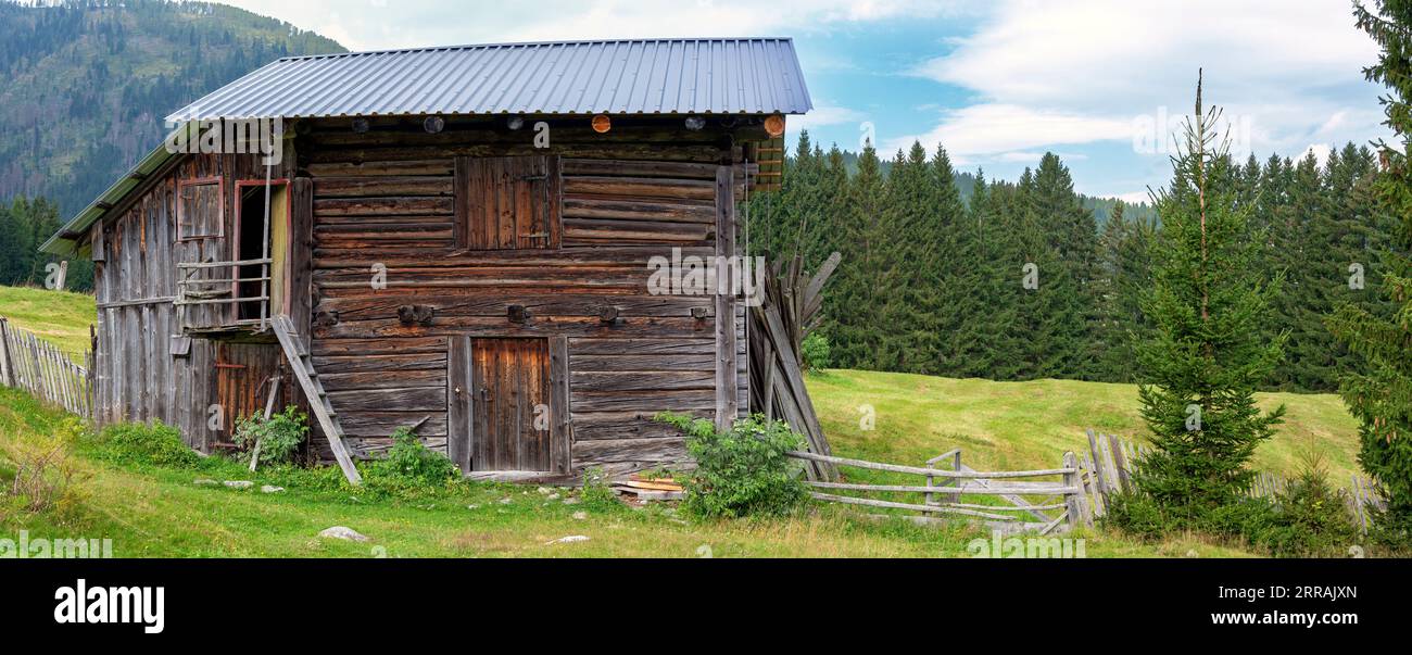 Eine alte Almhütte aus Holz im Lesachtal in der Region Kärnten, Österreich Stockfoto