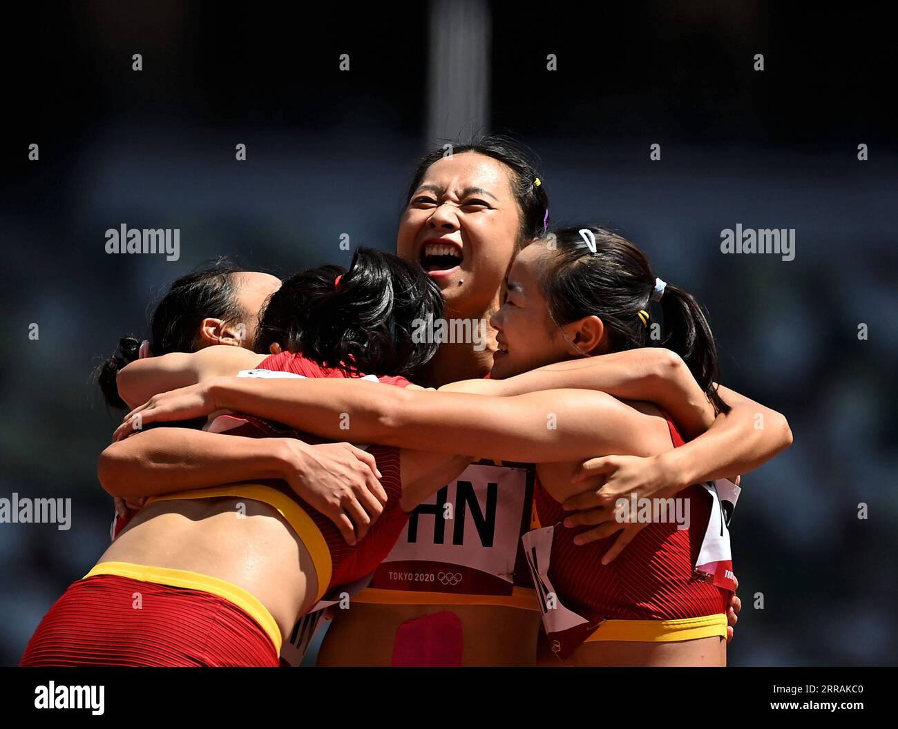 210805 -- TOKIO, 5. August 2021 -- Team China React während der 4x100m-Staffelläufe der Frauen bei den Olympischen Spielen 2020 in Tokio, Japan, 5. August 2021. TOKYO2020JAPAN-TOKYO-OLY-ATHLETICS-WOMEN S 4X100M RELAIS-WÄRME JIAXYUCHEN PUBLICATIONXNOTXINXCHN Stockfoto