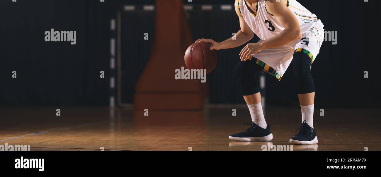 Basketballspieler, der Einen Ball tröpfelt. Basketball, Sport, Dribbling Basketball Spieler. Nicht Erkennbarer Basketball-Spieler Dribbelt Stockfoto