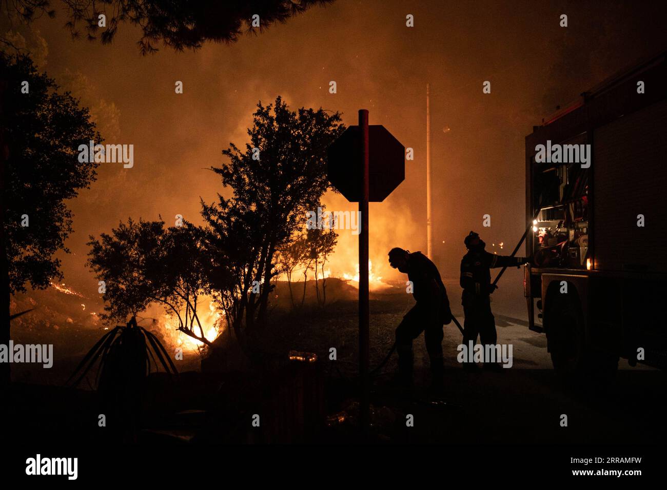 210807 -- ATHEN, 7. Aug. 2021 -- Feuerwehrleute schlagen am 7. Aug. 2021 im Norden Athens, Griechenland, ein Lauffeuer. Verheerende Waldbrände verbrennen weiterhin Tausende Hektar Waldfläche in ganz Griechenland. Foto von /Xinhua GREECE-ATHENS-LefterisxPartsalis PUBLICATIONxNOTxINxCHN Stockfoto