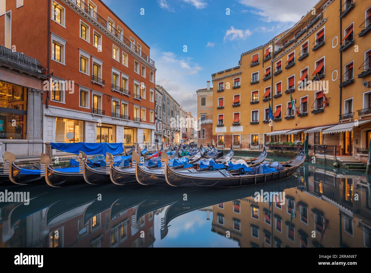 Venedig, Italien mit Gondeln auf den Kanälen. Stockfoto