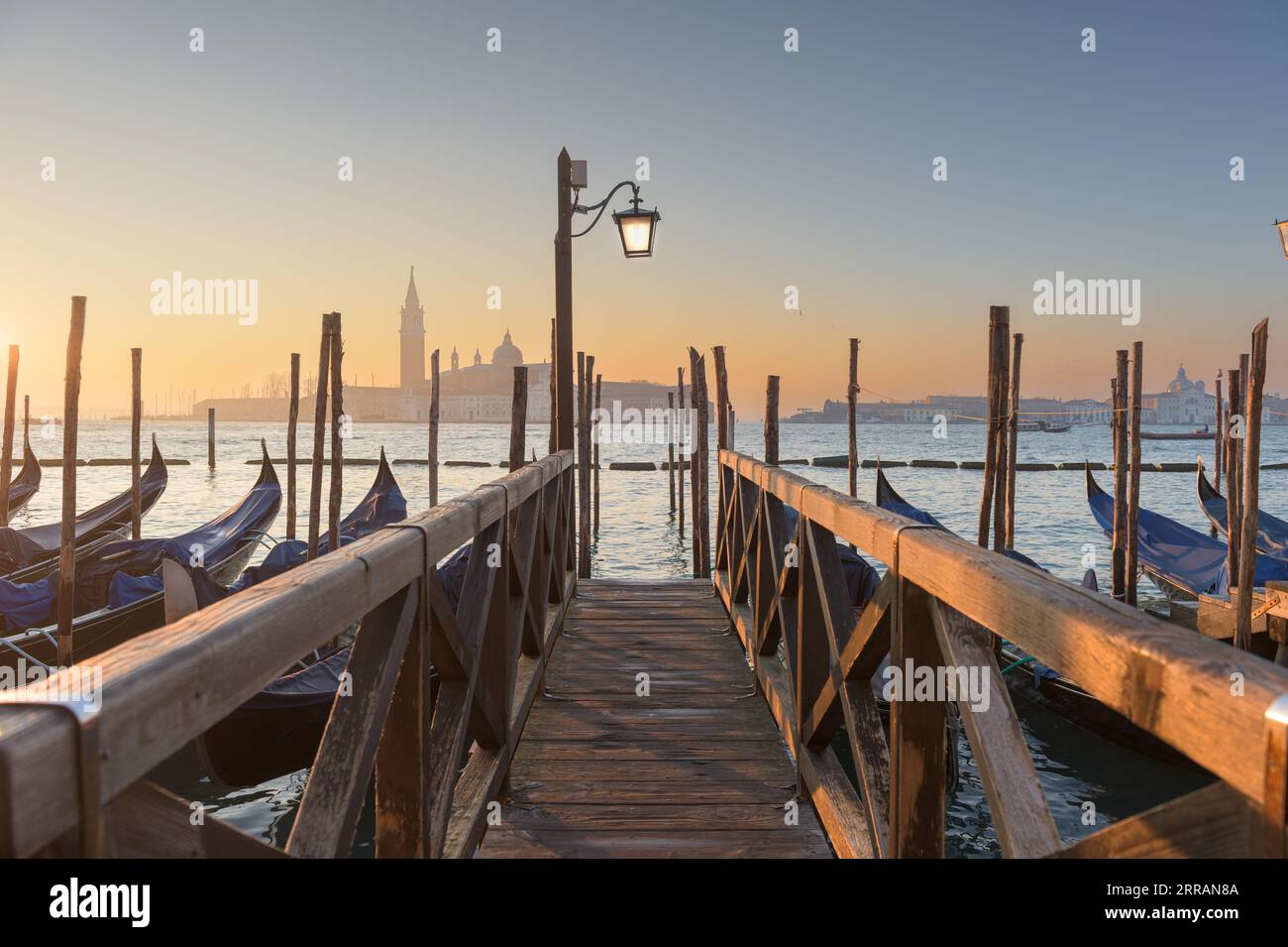 Gondeln in Venedig, Italien bei Sonnenaufgang auf dem Canal Grande. Stockfoto
