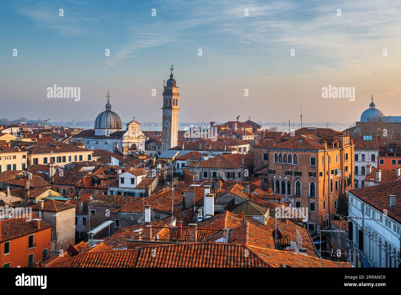 Venedig; Italien Skyline auf dem Dach in Richtung San Giorgio dei Greci und seinem schiefen Glockenturm. Stockfoto