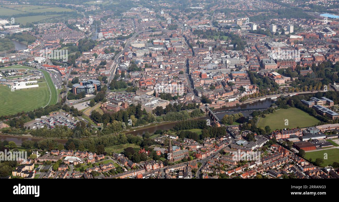 Luftaufnahme von Handbridge (einem Stadtteil von Chester am Südufer des Flusses Dee) mit Blick auf die Bridge Street nach Chester jenseits des Flusses Stockfoto