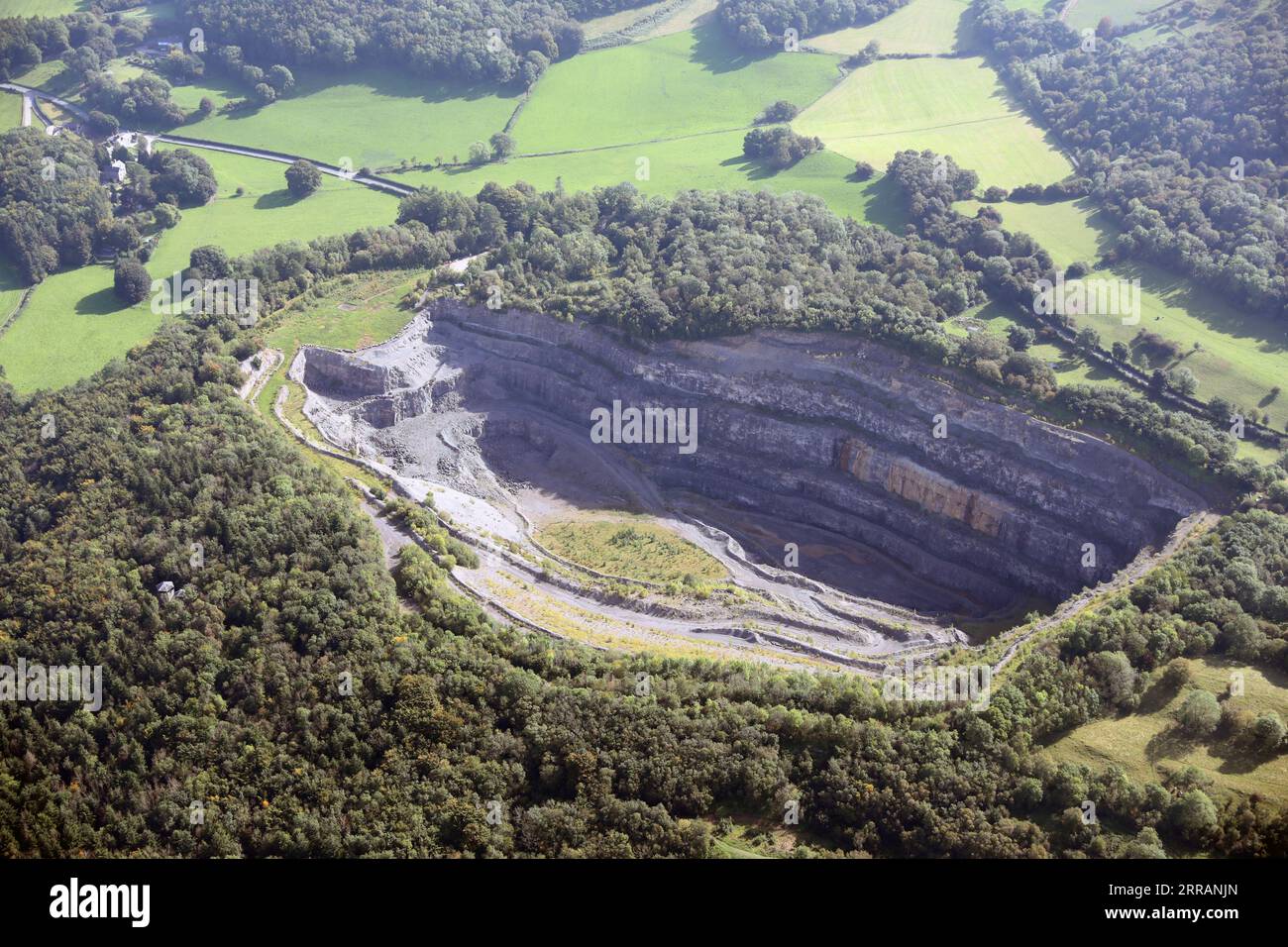 Luftaufnahme des Aberduna Quarry, eines stillgelegten Steinbruchs in der Nähe von Mold in Nordwales. Der Vordergrund ist Teil des Aberduna Nature Reserve. Stockfoto