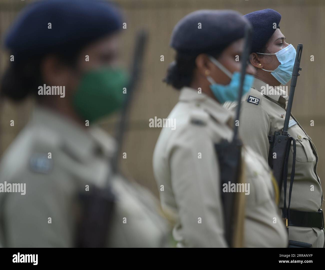 210811 -- AGARTALA, 11. August 2021 -- Polizeipersonal nimmt an einer Probe vor der 75. Parade zum Unabhängigkeitstag im Assam Rifles Ground in Agartala Teil, der Hauptstadt von Indiens nordöstlichem Bundesstaat Tripura, 11. August 2021. STR/Xinhua INDIA-AGARTALA-UNABHÄNGIGKEITSTAG-PROBE Stringer PUBLICATIONxNOTxINxCHN Stockfoto