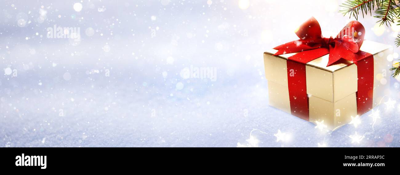 weihnachten Grußkarte desin; Weihnachtsdekoration jn Schnee Hintergrund Stockfoto